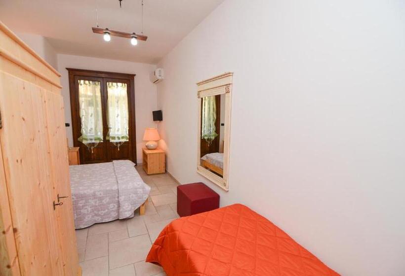 Стандартный внешний трехместный номер с ванной комнатой, Bed And Breakfast Europa