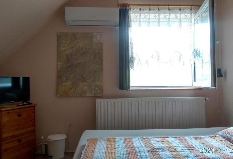 اتاق خانوادگی با چشم‌انداز باغ, Czakó Vendégház és Nyaralóudvar