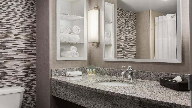 带大床的标准间, Holiday Inn Hotel & Suites Gateway, An Ihg