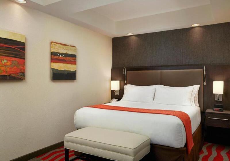 Люкс Кровать Кинг, Holiday Inn Express & Suites Naples Downtown   5th Avenue, An Ihg