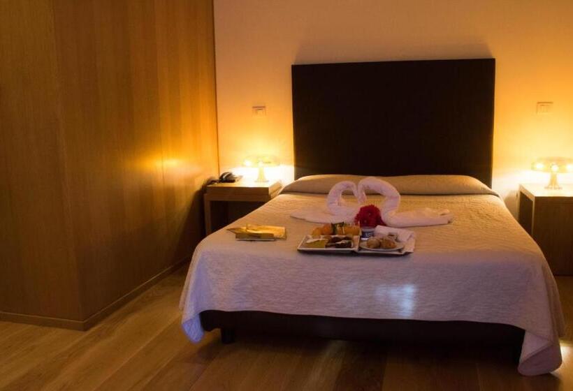 اتاق لوکس سه تخته, Country Hotel Le Querce