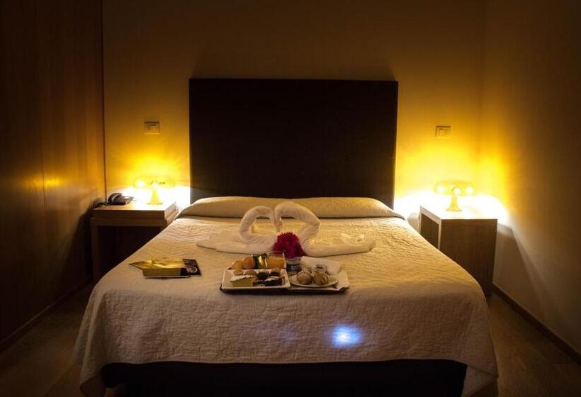 اتاق استاندارد چهار تخته, Country Hotel Le Querce