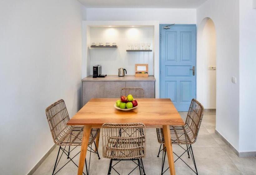 سوئیت جونیور دلوکس با چشم‌انداز, Kokkinos Villas