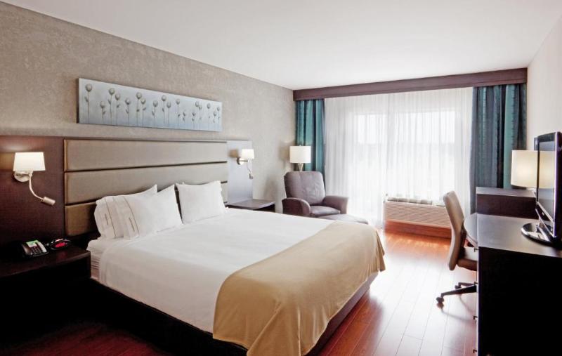 Номер Стандарт Кровать Кинг Адаптированный для Инвалидов, Holiday Inn Express Hotel & Suites Saint   Hyacinthe, An Ihg