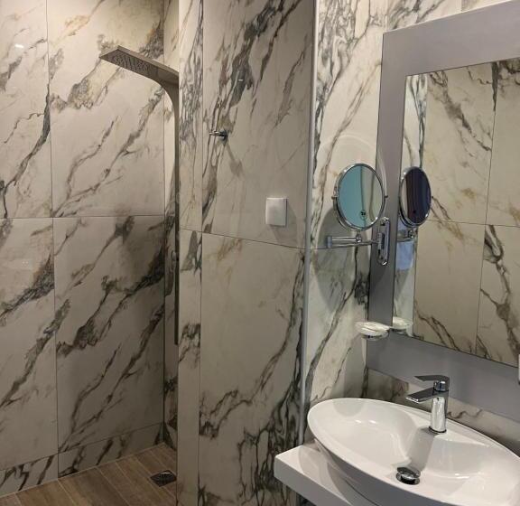 اتاق سوپریور با تخت بزرگ, Vanisko