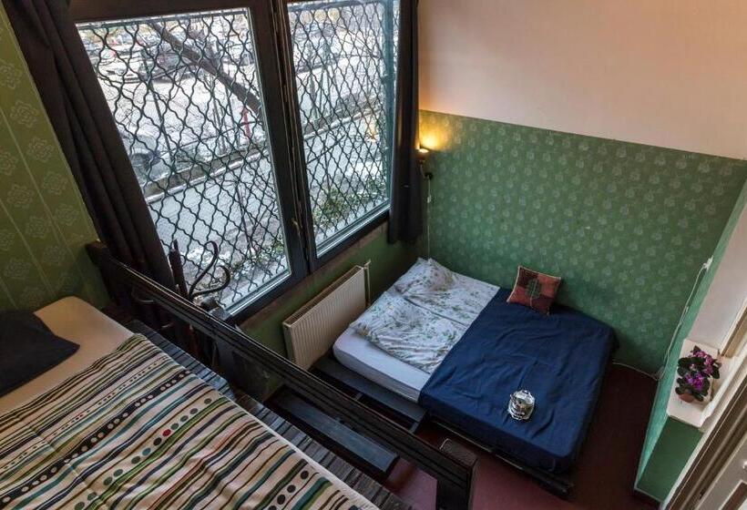 스탠다드 4인용 룸 공용 욕실, Baroque Hostel & Coworking