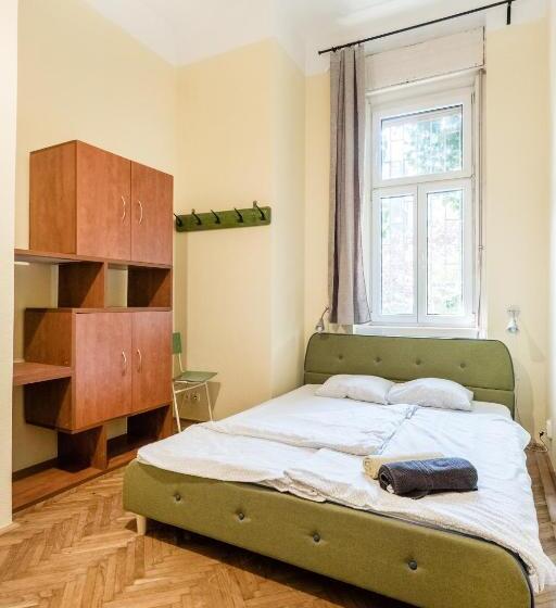 스탠다드 트리픔 룸 공동욕실, Baroque Hostel & Coworking