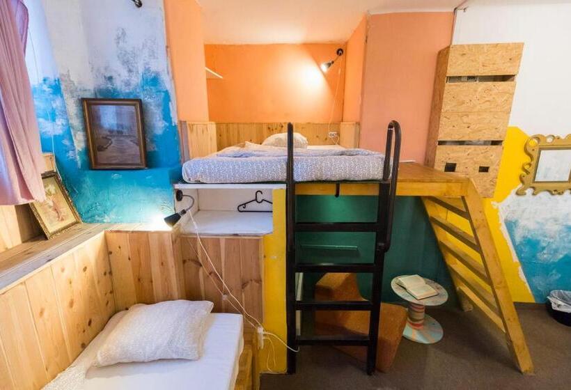 공동 객실, Baroque Hostel & Coworking