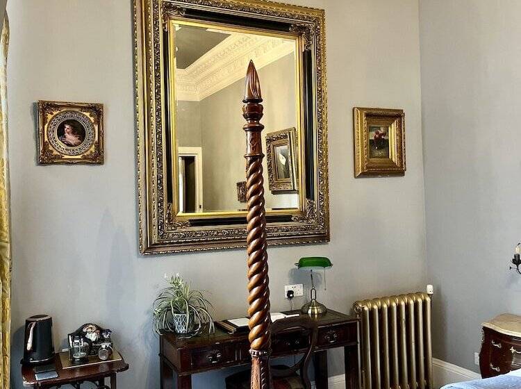 اتاق سوپریور با تخت بزرگ, The Alamo Guest House