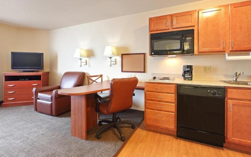 Люкс Кровать Кинг, Candlewood Suites Fayetteville, An Ihg
