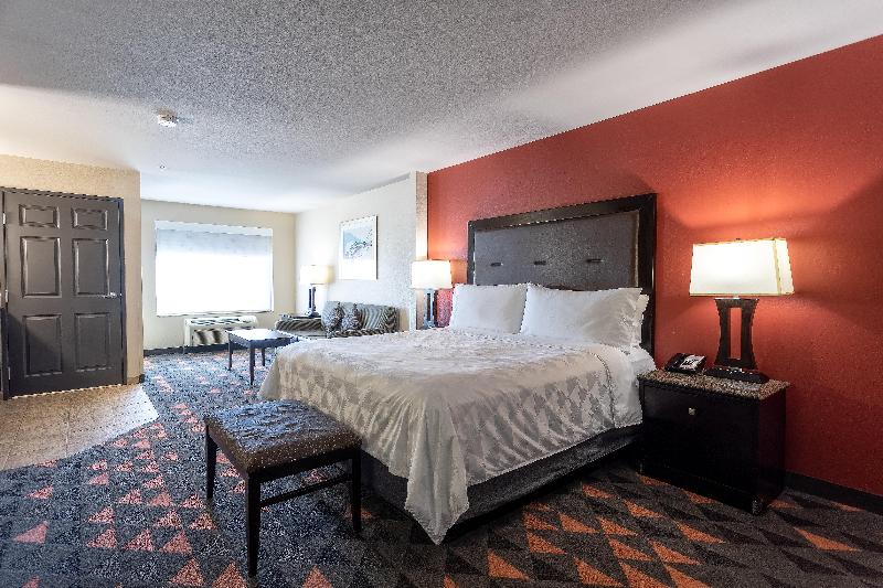 스위트 킹사이즈 침대, Holiday Inn Oceanside Marina Camp Pendleton, An Ihg