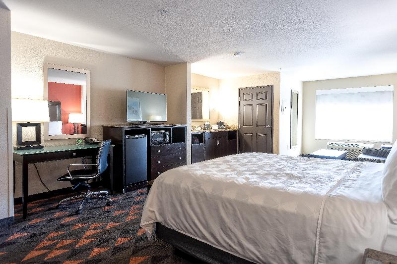 스위트 킹사이즈 침대, Holiday Inn Oceanside Marina Camp Pendleton, An Ihg