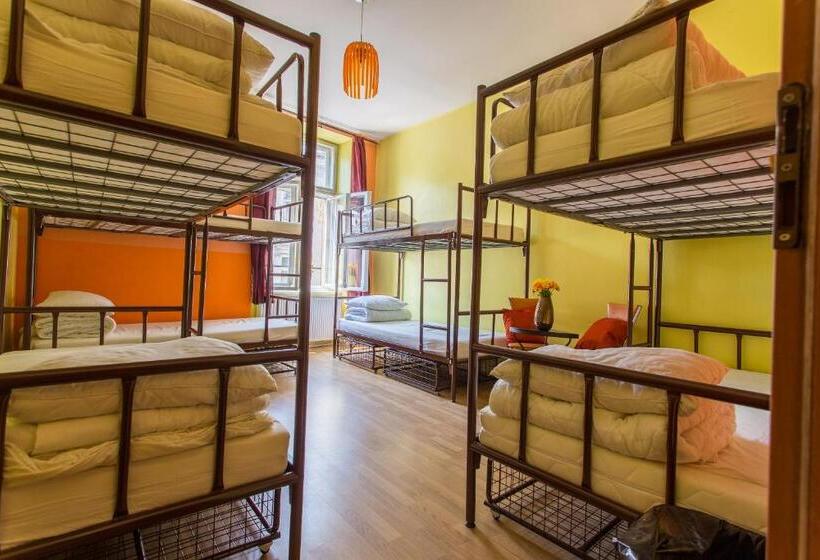 Кровать в Многоместном Номере с Общей Ванной, Let S Rock Party Hostel! Age Limit From 18 Until 40!