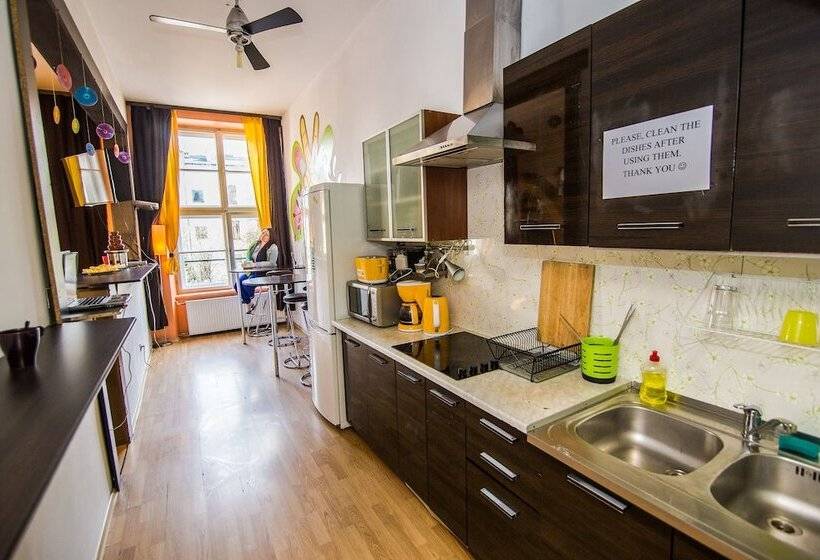 Кровать в Многоместном Номере с Общей Ванной, Let S Rock Party Hostel! Age Limit From 18 Until 40!