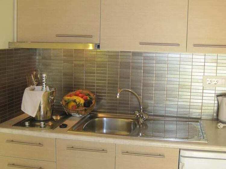 استودیوی استاندارد, Sunshine Hotel Lardos