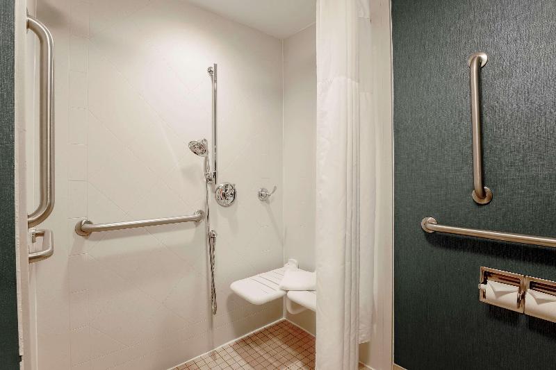 Номер Стандарт Адаптированный для Инвалидов, Holiday Inn Express Hotel & Suites Lebanon, An Ihg