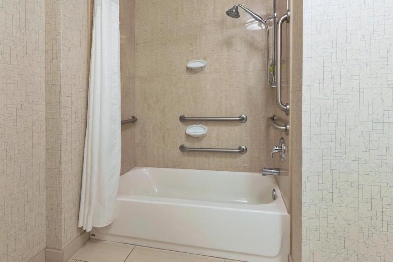 Люкс Адаптированный для Инвалидов, Holiday Inn Express Hotel & Suites Warminster Horsham, An Ihg
