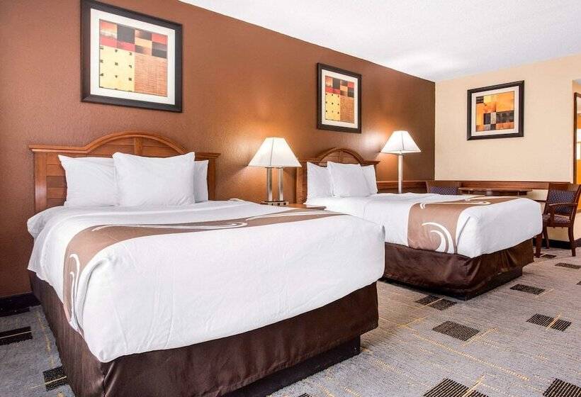 带2个双人床的标准工作室, Quality Inn & Suites