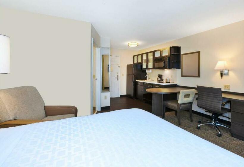 스탠다드 스튜디오, Candlewood Suites Polaris, An Ihg