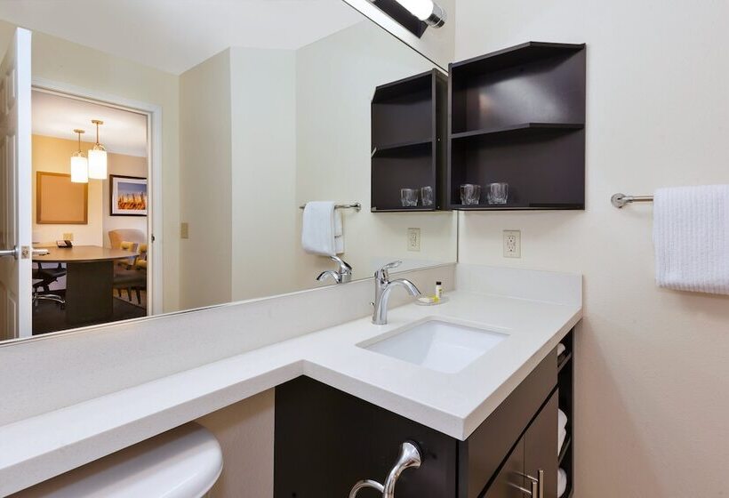스탠다드 스튜디오, Candlewood Suites Polaris, An Ihg
