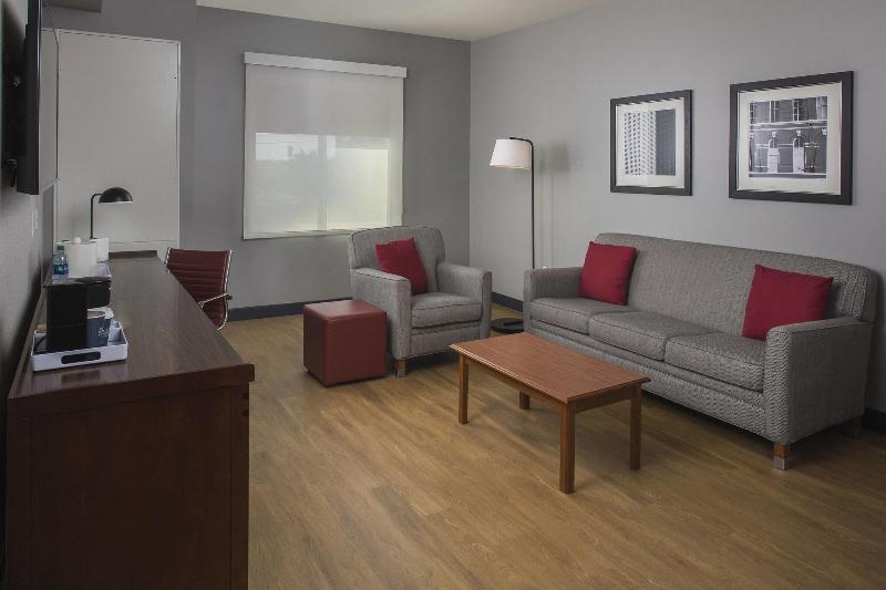 스위트 킹사이즈 침대, Four Points By Sheraton Houston Hobby Airport