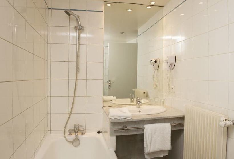 Superior Oda, Ours Blanc  Place Victor Hugo