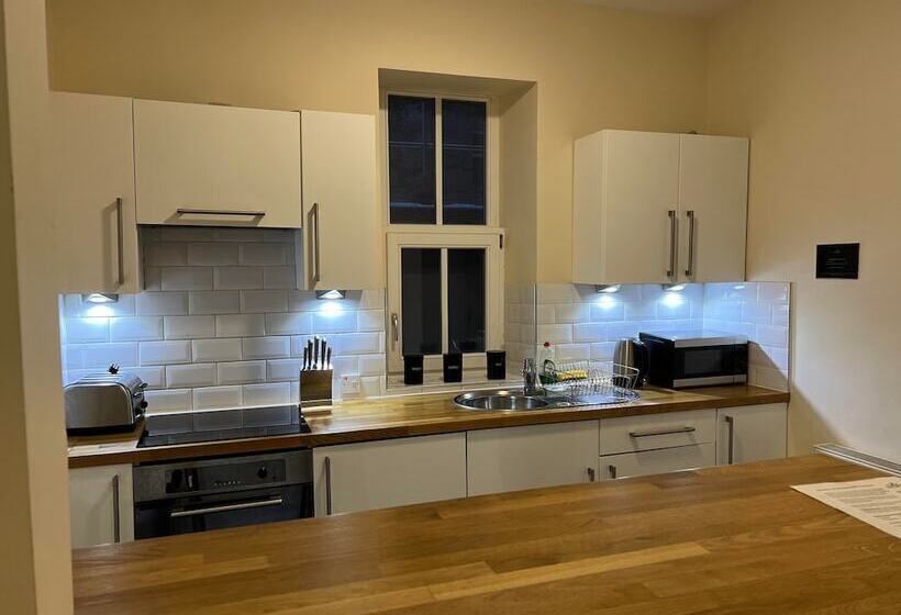 Апартаменты 3 Спальни, The Glen Mhor Apartments