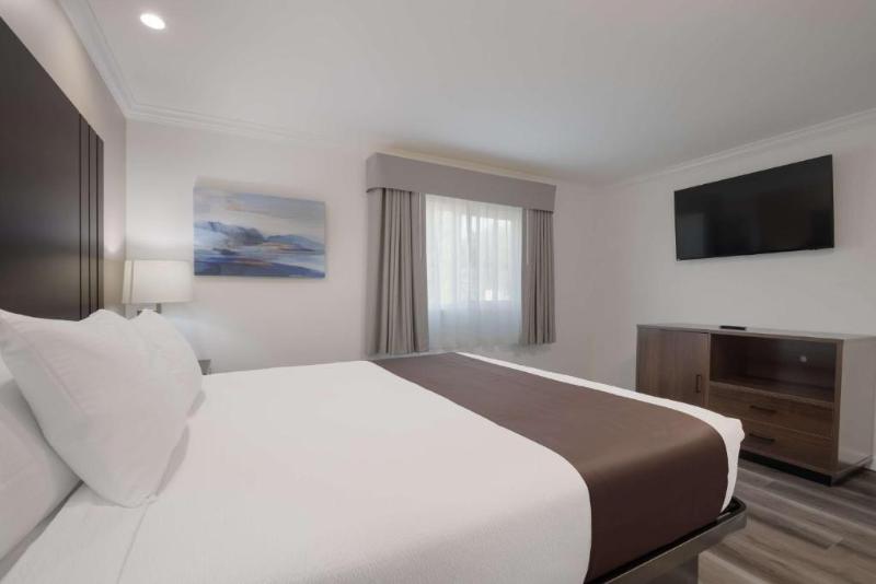 Люкс Кровать Кинг, Surestay Plus Hotel By Best Western Upland   Ontario North