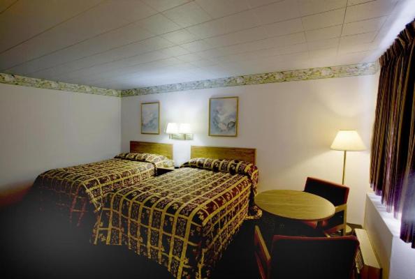 带2个双人床的标准工作室, Americas Best Value Inn Litchfield