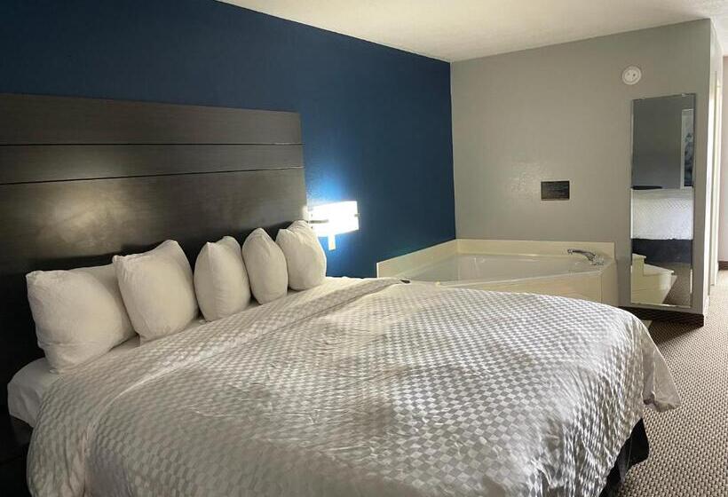 Люкс Кровать Кинг, Clairmont Inn & Suites   Warren