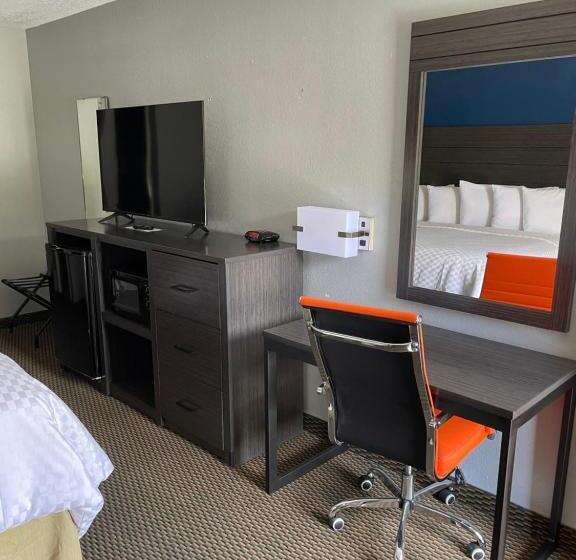 Люкс Кровать Кинг, Clairmont Inn & Suites   Warren