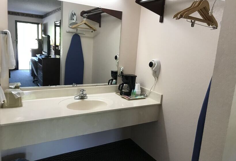 Номер Стандарт, Clairmont Inn & Suites   Warren