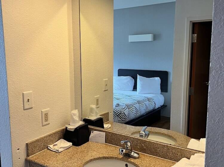 Номер Стандарт 2 Двуспальные Кровати, Quality Inn & Suites