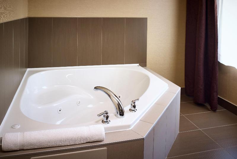带大床的套房, Holiday Inn Express And Suites Timmins, An Ihg
