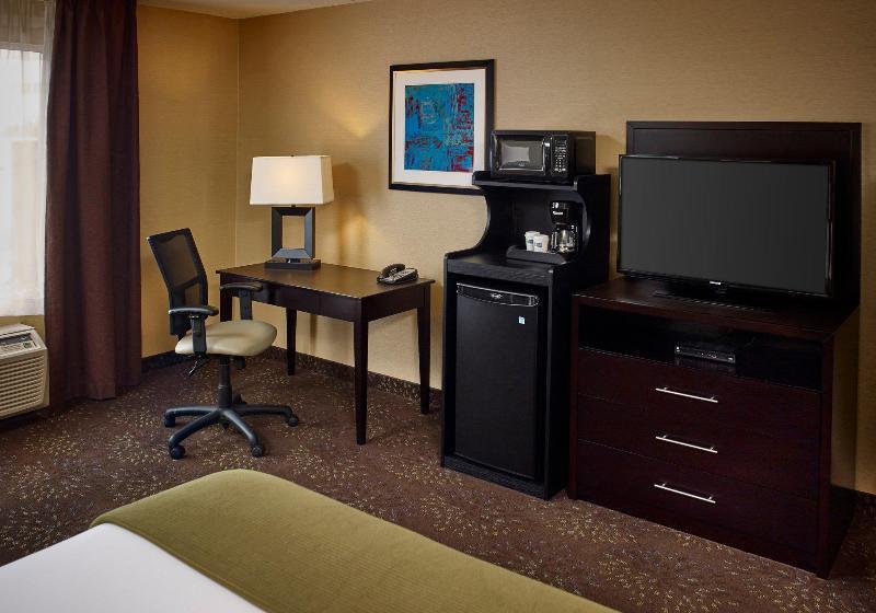 适合残疾人士使用的带超级大床的标准间, Holiday Inn Express And Suites Timmins, An Ihg