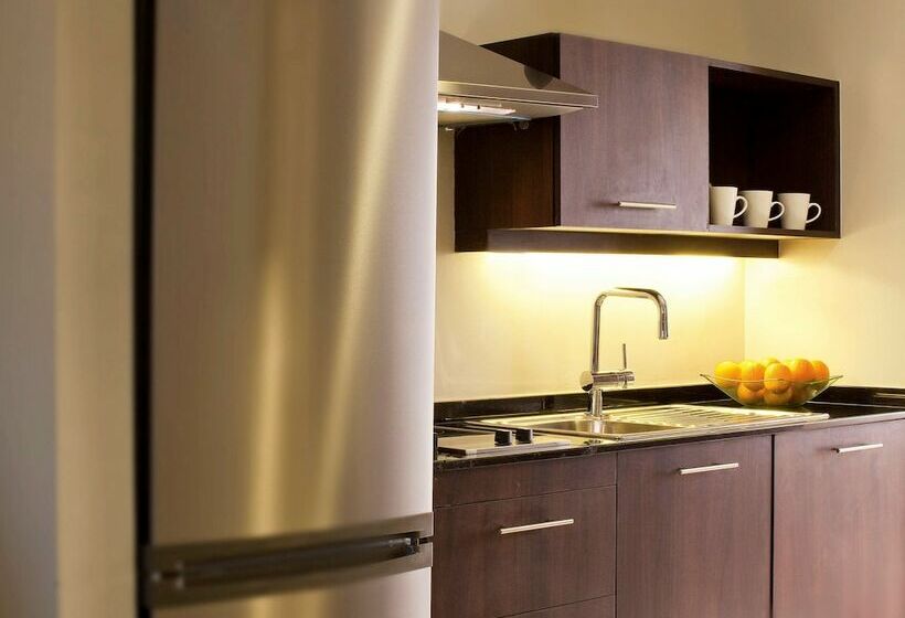 Deluxe Room, Mövenpick Hotel Apartments Al Mamzar Dubai