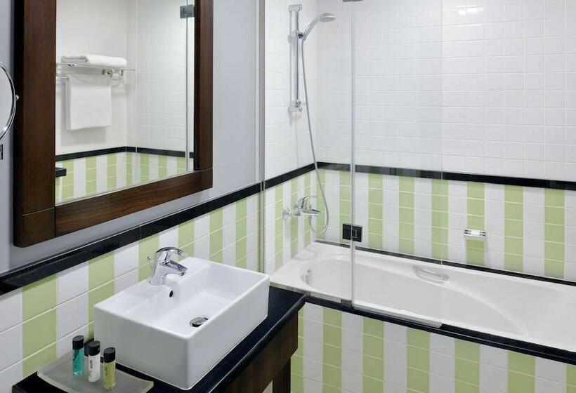 Deluxe Room, Mövenpick Hotel Apartments Al Mamzar Dubai