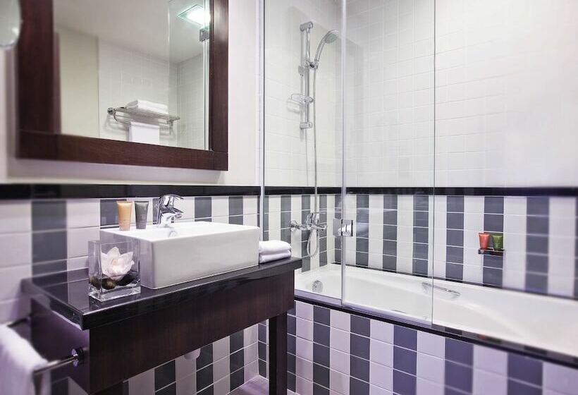 Superior Room, Mövenpick Hotel Apartments Al Mamzar Dubai