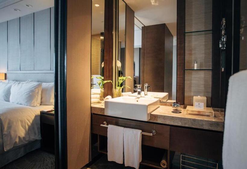 带大床的豪华间, The Qube Hotel Shanghai Xinqiao