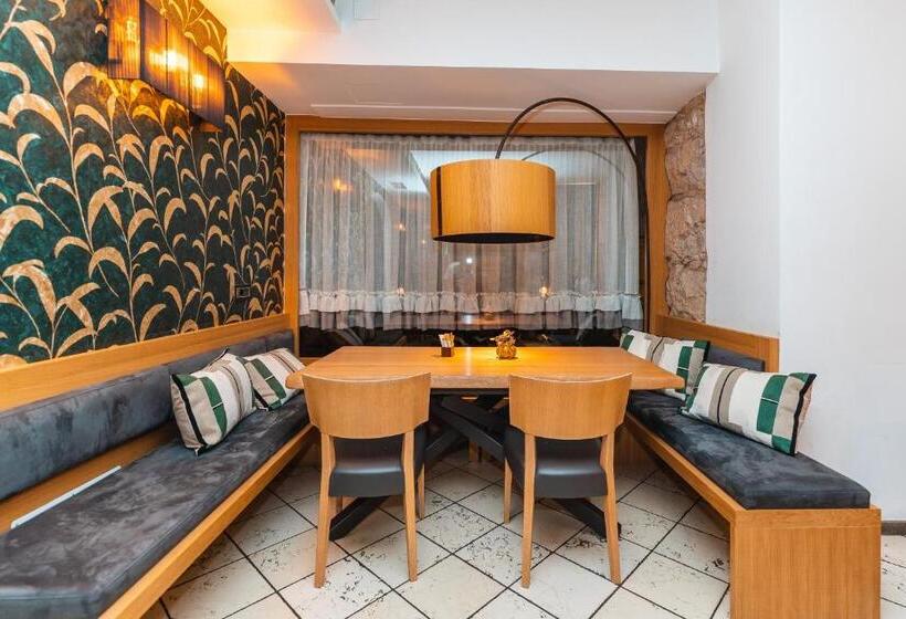 四人高级间, Albergo Caffe Centrale