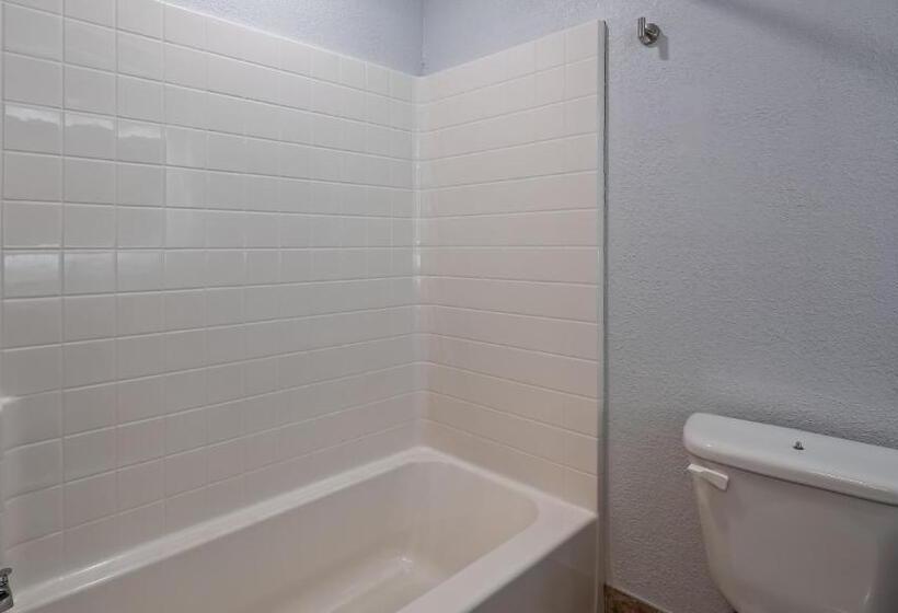 מיטת קינג בסוויטה, Best Western Plus Appleton Airport Mall