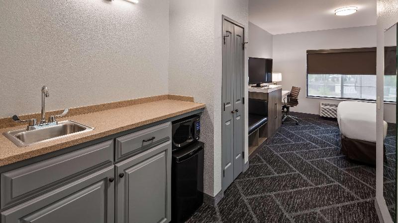 מיטת קינג בסוויטה, Best Western Plus Appleton Airport Mall