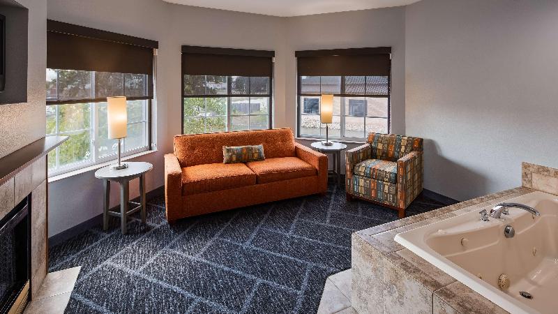 מיטת קינג בסוויטה, Best Western Plus Appleton Airport Mall