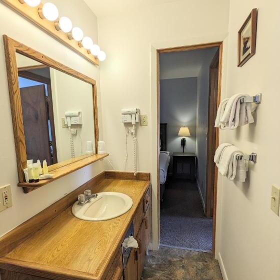 Люкс, Western Riviera Lakeside Lodging