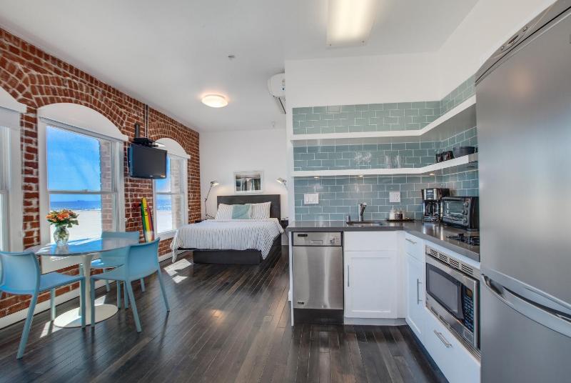 سوییت با چشم‌انداز جانبی دریا, Venice Breeze Suites