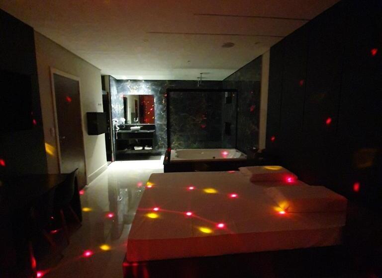 디럭스 스위트, Desejo Motel