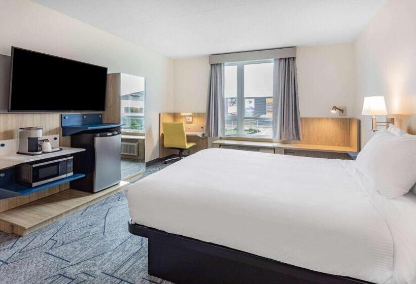 残疾人使用的带特大床的标准间, Microtel Inn & Suites By Wyndham Summerside