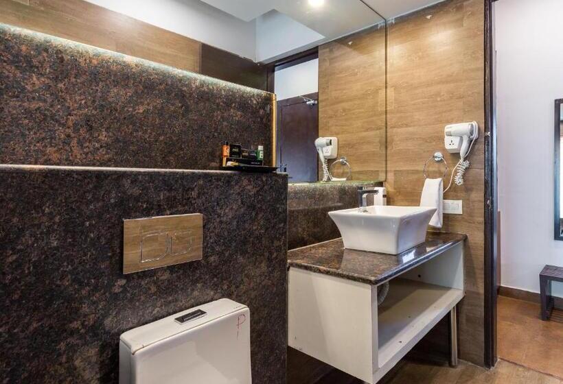 Номер Deluxe с Балконом, Amara Oceanfront Resort & Club Baga