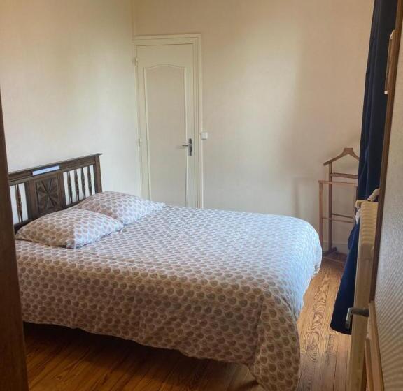 패밀리 룸, Les Chambres D Omaha Beach Etablissement Avec Deux Chambres D Hôtes, Petit Déjeuner Compris Fait Mai