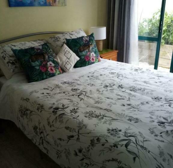 خانه 3 خوابه, Three Bedrooms Two Bathrooms Ground Floor Only Not The Whole House